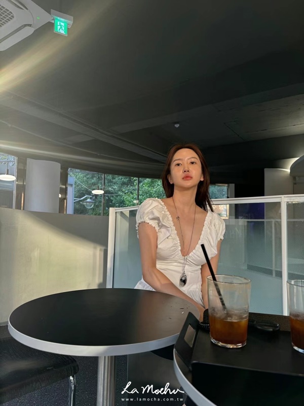 澎袖深V領澎下擺性感上衣